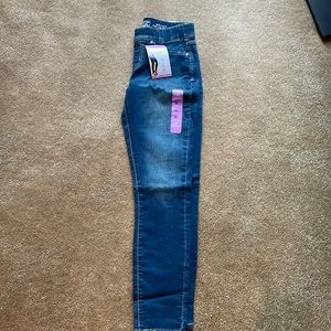 Signature Levi Strauss Pull-On skinny jeans size 8L. Never worn with tags.